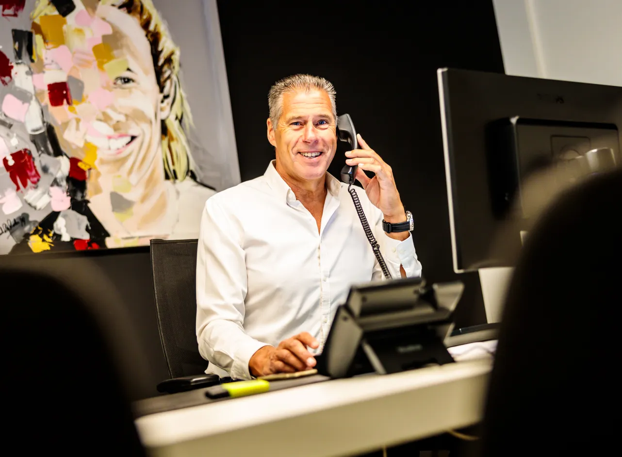 enfants heureux jouant avec leur mère